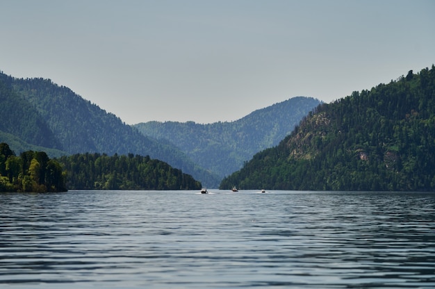 Paysage avec bateaux dans le lac d'eau avec vue sur les montagnes. Teletskoïe Lac Altaï en Sibérie.