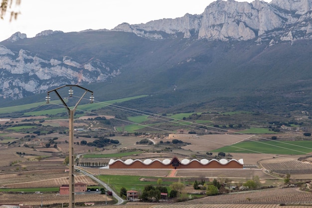 Paysage avec bâtiment dans la vallée