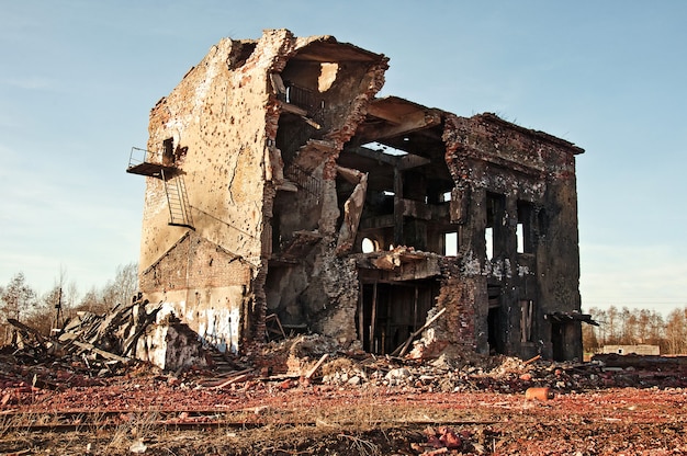 Paysage de bâtiments en ruine au coucher du soleil, image de décrépitude ou de catastrophe naturelle.