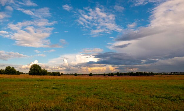 Paysage avec un beau ciel prémenaçant dramatique majestueux Ciel nuageux