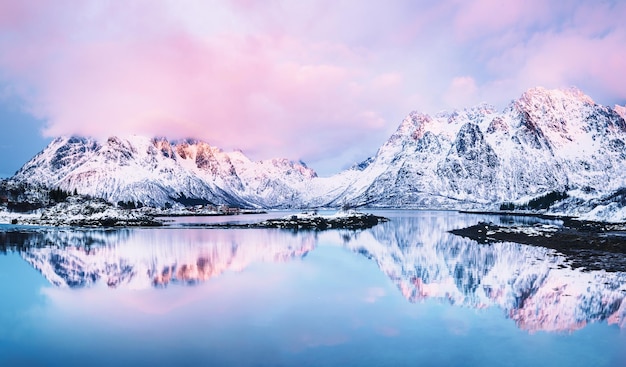 Paysage avec beau lac d'hiver et montagnes enneigées au coucher du soleil sur les îles Lofoten dans le nord de la Norvège