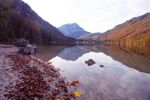 Paysage avec un beau lac de montagne avec reflet. automne