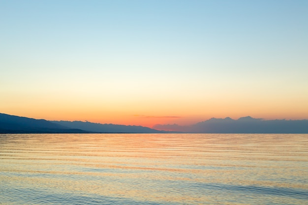 Paysage de beau lever de soleil du matin