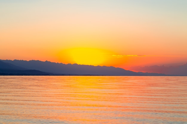 Paysage de beau lever de soleil du matin