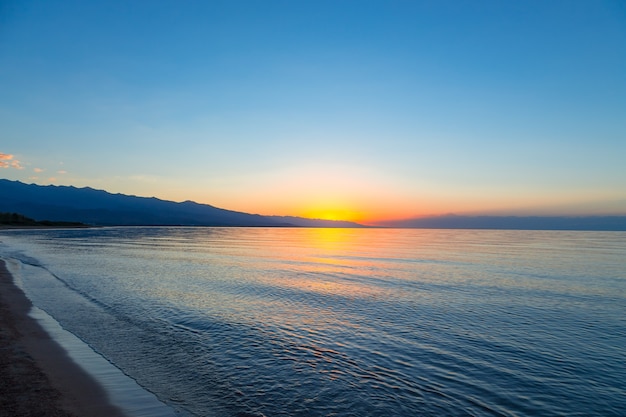 Paysage de beau lever de soleil du matin