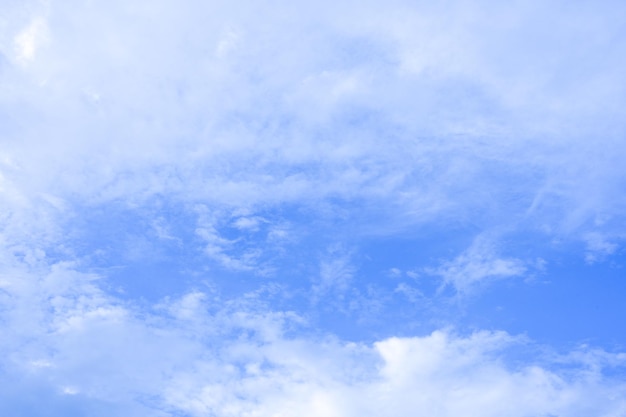 Paysage de beau nuage blanc sur ciel bleu le matin