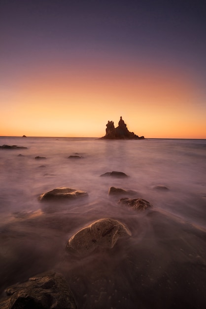 Paysage de beaux-arts de la plage de Benijo au coucher du soleil à Tenerife, îles Canaries, Espagne.