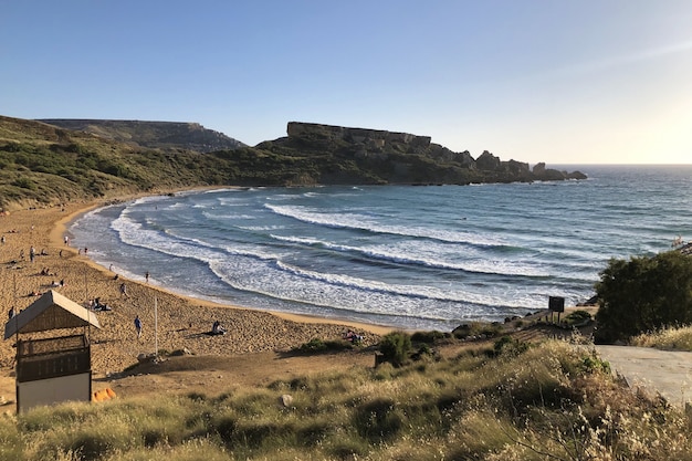 Paysage de belle baie avec plage de sable et vagues