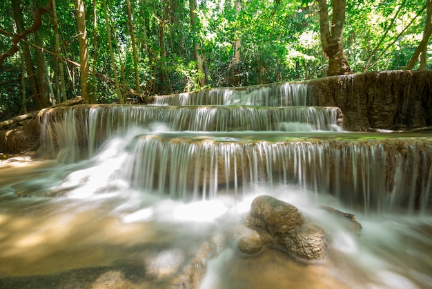 Paysage de belle cascade dans la forêt tropicale, Huay Mae Kamin Cascade à Kanchanaburi,