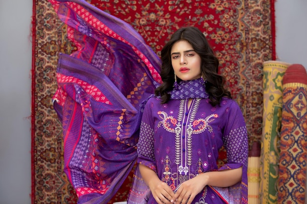 Paysage de belle fille pakistanaise chaude vêtue d'une robe Desi et agitant Dupatta
