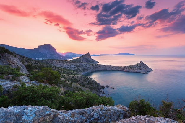 Paysage avec belle vue sur la vallée de la montagne et la mer