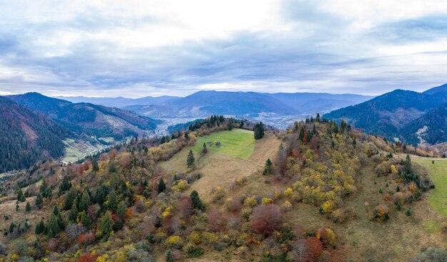 Paysage de belles montagnes d'automne du soir après le coucher du soleil