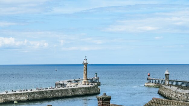 Photo paysage de bord de mer de whitby, le port de whitby