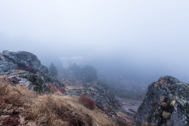 Photo paysage avec brouillard à penha garcia. le portugal