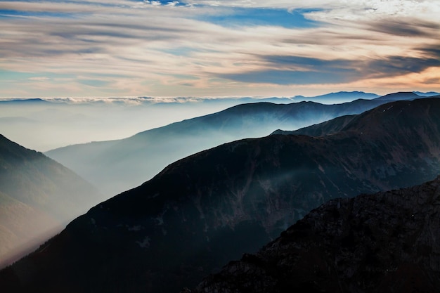 Paysage brumeux d'horizon de coucher du soleil de montagne à Zakopane