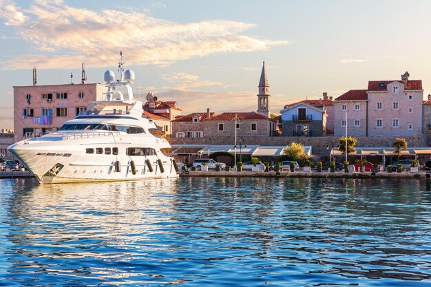 Le paysage de Budva et le magnifique yacht de la côte adriatique du Monténégro