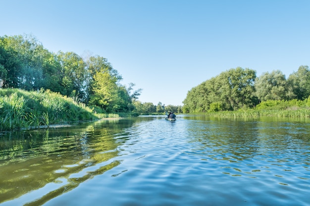 Paysage calme avec rivière bleue et arbres verts