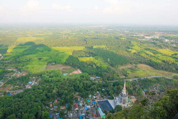 Paysage de campagne asiatique et pagode Tham Sua. Vue de dessus du Tiger Cave Temple, Krabi, Thaïlande