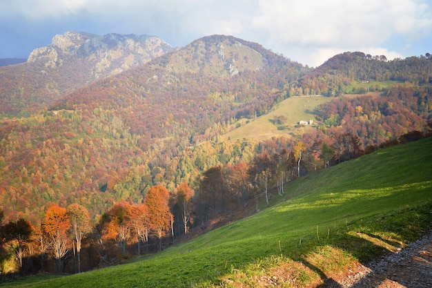 Paysage de campagne d'automne alpin pittoresque collines de montagne en lombardie italie aventure touristique