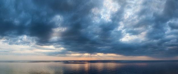 Paysage de campagne d'un beau coucher de soleil et de nuages au-dessus de la rivière