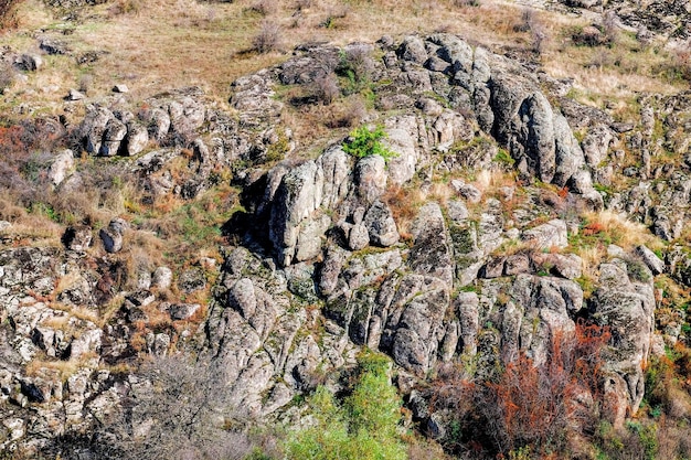 Paysage de campagne avec collines et pierres