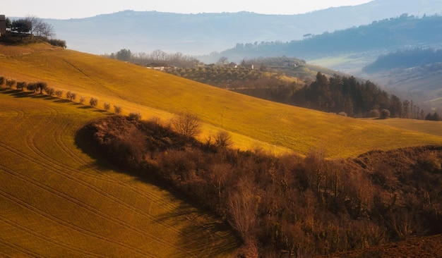 Paysage de campagne dans les champs agricoles d'automne parmi les collines