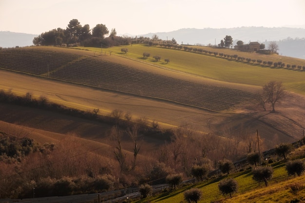 Paysage de campagne dans les champs agricoles d'automne parmi les collines