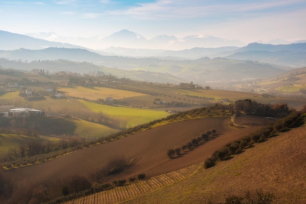 Paysage de campagne dans les champs agricoles d'automne parmi les collines