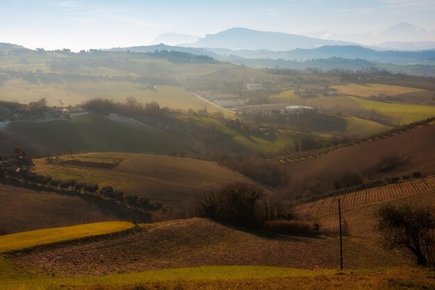 Paysage de campagne dans les champs agricoles d'automne parmi les collines