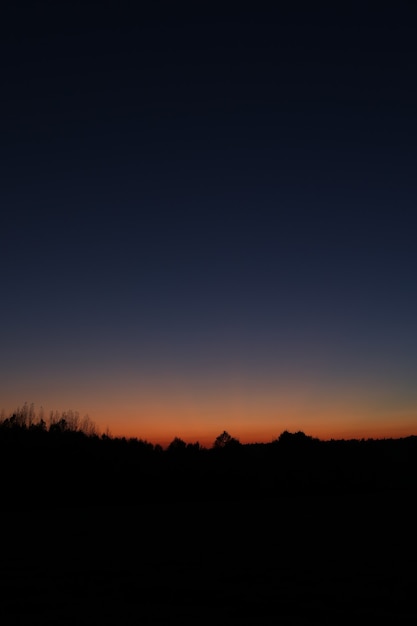 Paysage de campagne pittoresque au coucher du soleil en automne