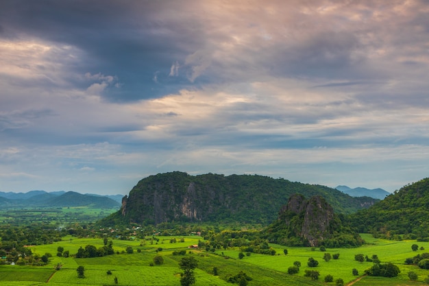 Paysage de campagne le soir en Thaïlande.