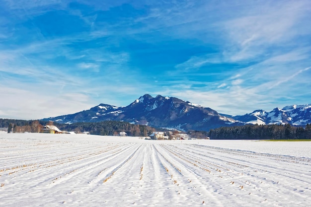 Paysage de campagne en Suisse enneigée en hiver. La Suisse est un pays d'Europe. La Suisse a une haute chaîne de montagnes; des Alpes aux montagnes du Jura.