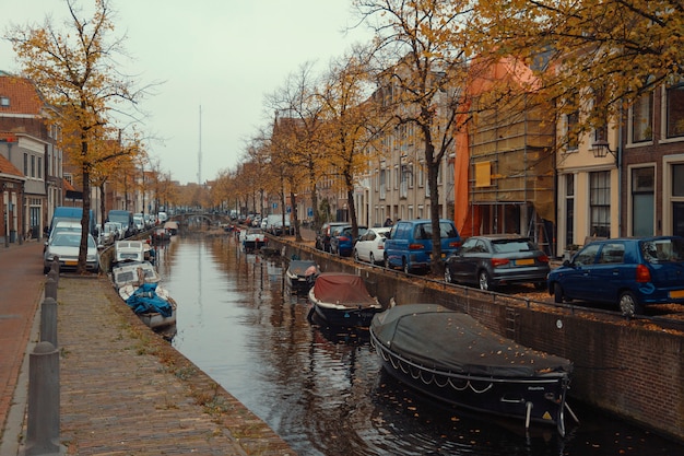 paysage de canal avec des bateaux au coucher du soleil nuageux