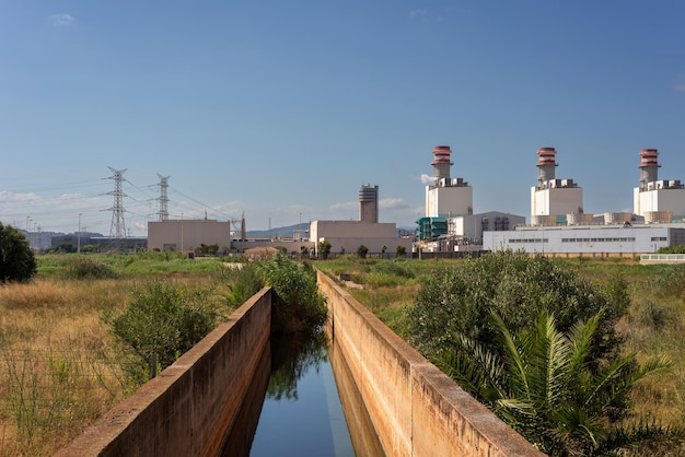 Paysage avec un canal d'eau sortant de la centrale électrique