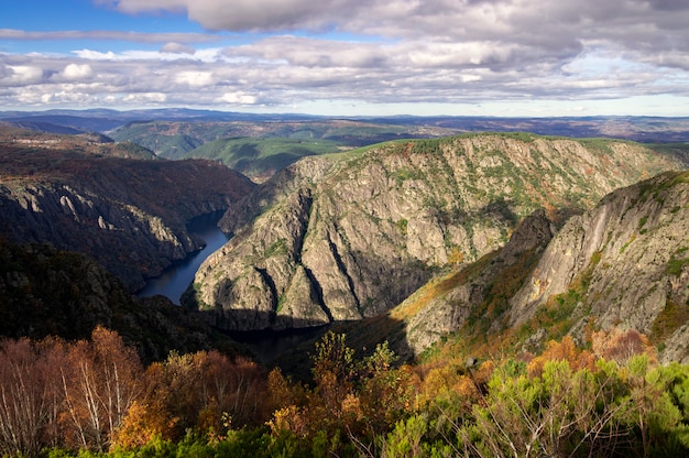 Paysage de canyon et de montagnes rocheuses en automne avec rivière en arrière-plan