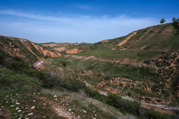 Paysage avec canyon et rivière Aksu au Kazakhstan au printemps sous un ciel bleu