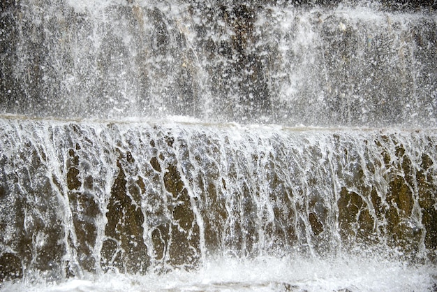 Le paysage de la cascade au lac Samundar Katha à Nathia Gali Abbottabad