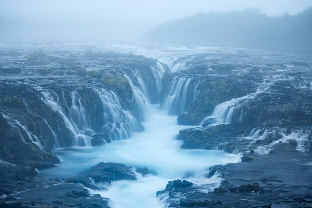 Paysage avec cascade de Bruarfoss en Islande