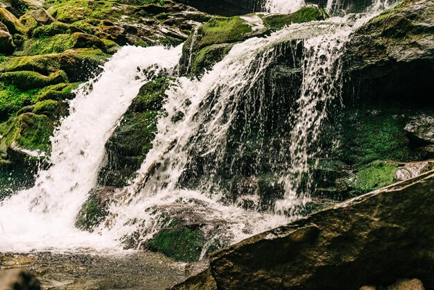 Paysage de la cascade dans les montagnes