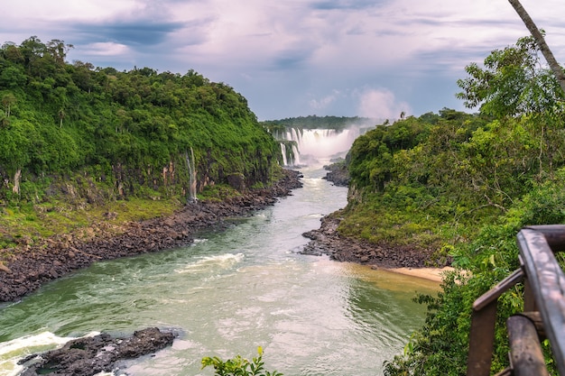 Paysage avec les cascades d&#39;Iguazu en Argentine