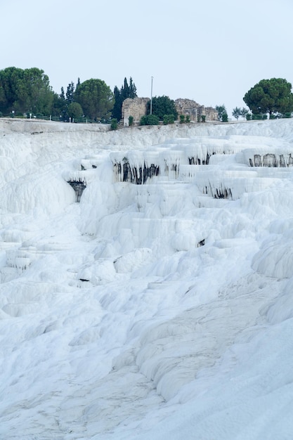 Paysage des célèbres piscines thermales blanches de pamukkale également appelées château de coton