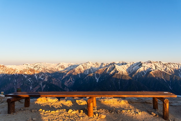 Paysage de la chaîne de montagnes de neige du nord des Alpes japonaises Parc Chubu-Sangaku.
