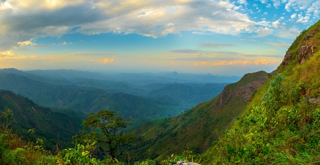 Paysage de la chaîne de montagnes.