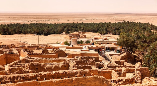 Paysage Chebika oasis dans le désert du Sahara Ruines règlement et palmier