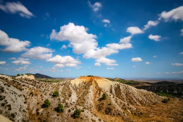 paysage avec ciel bleu et nuages