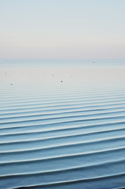 Paysage de ciel bleu sans nuages s&#39;étendant sur la mer en fin d&#39;hiver