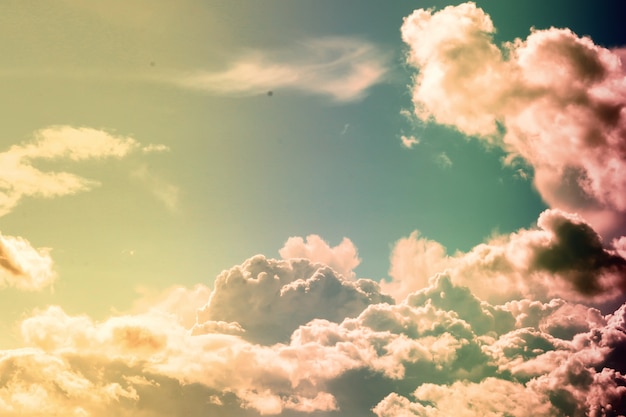 Paysage de ciel avec des couleurs pastel de nuages