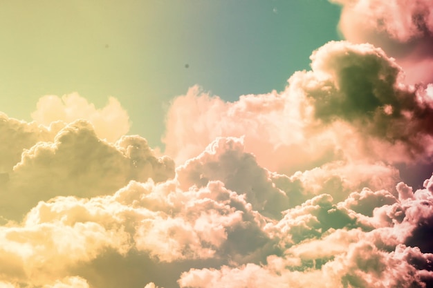 Paysage de ciel avec des nuages aux couleurs pastel xA