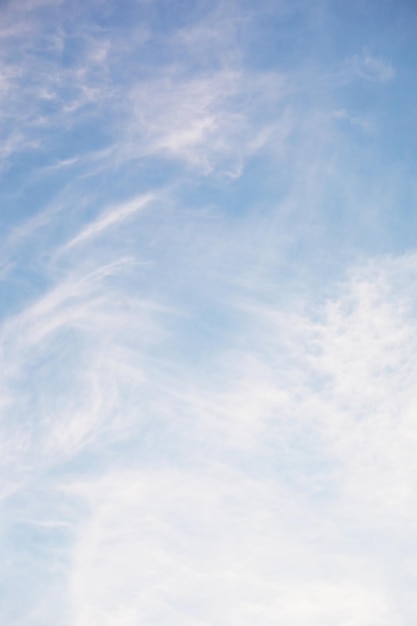 Paysage de ciel avec des nuages aux couleurs pastel