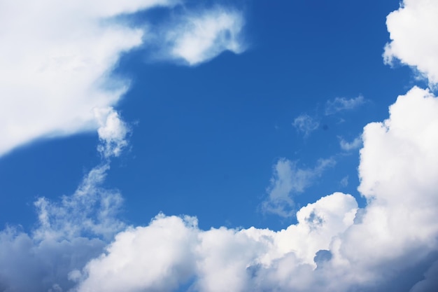 Paysage de ciel avec des nuages aux couleurs pastel